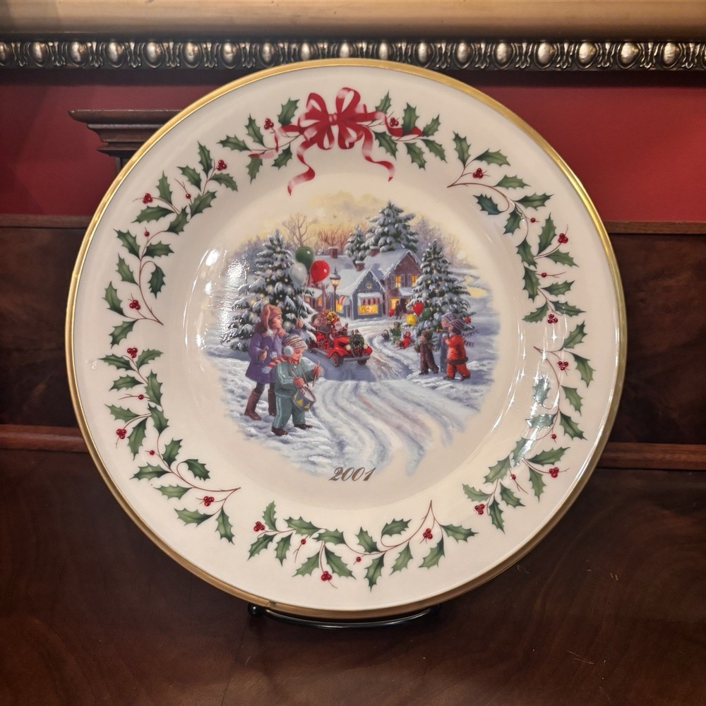 Lenox 2001 Annual Holiday Collector Plate 11th in Series Christmas Village USA